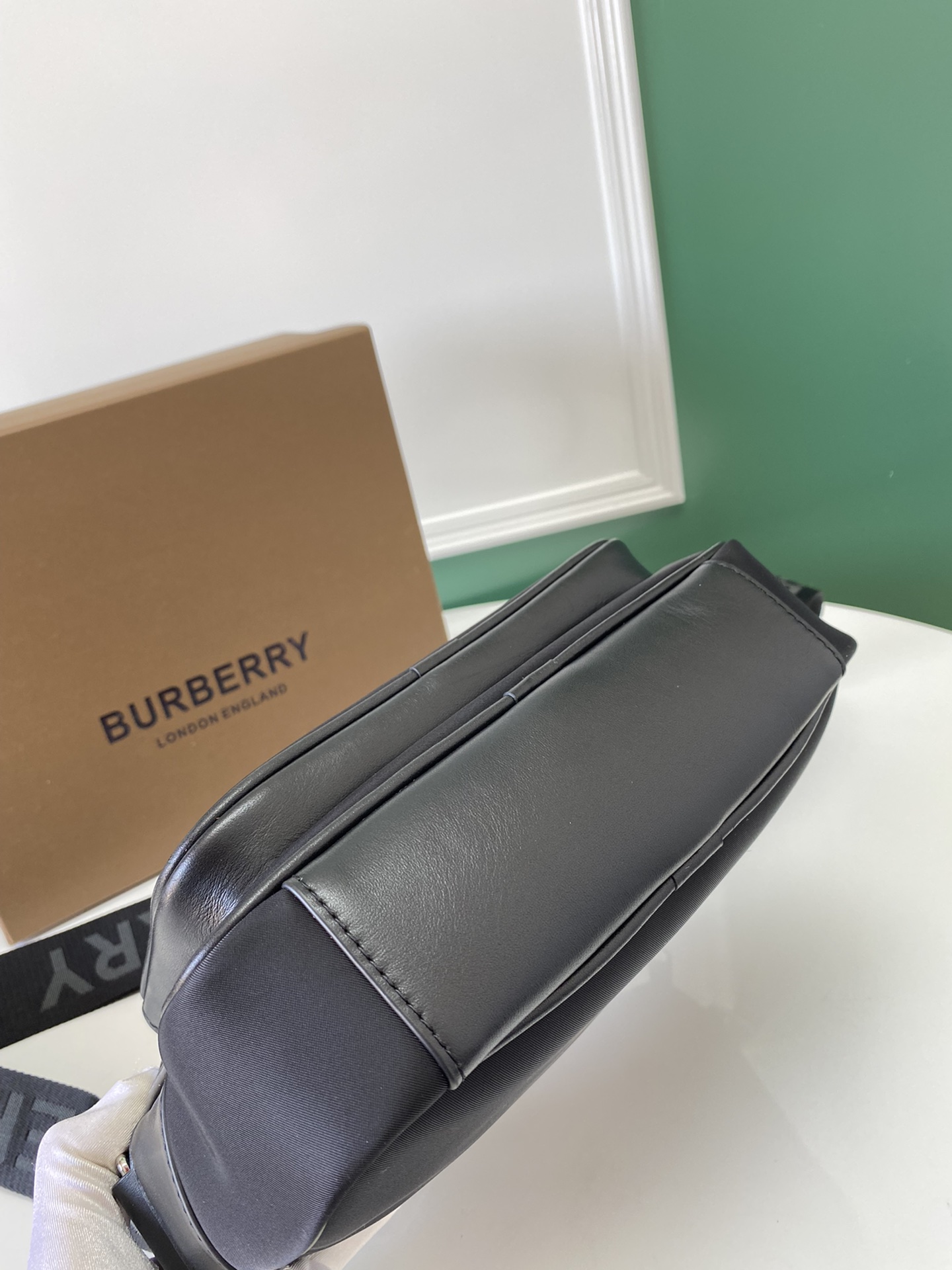 Burberry巴宝莉最新款品牌徽标印花斜背包