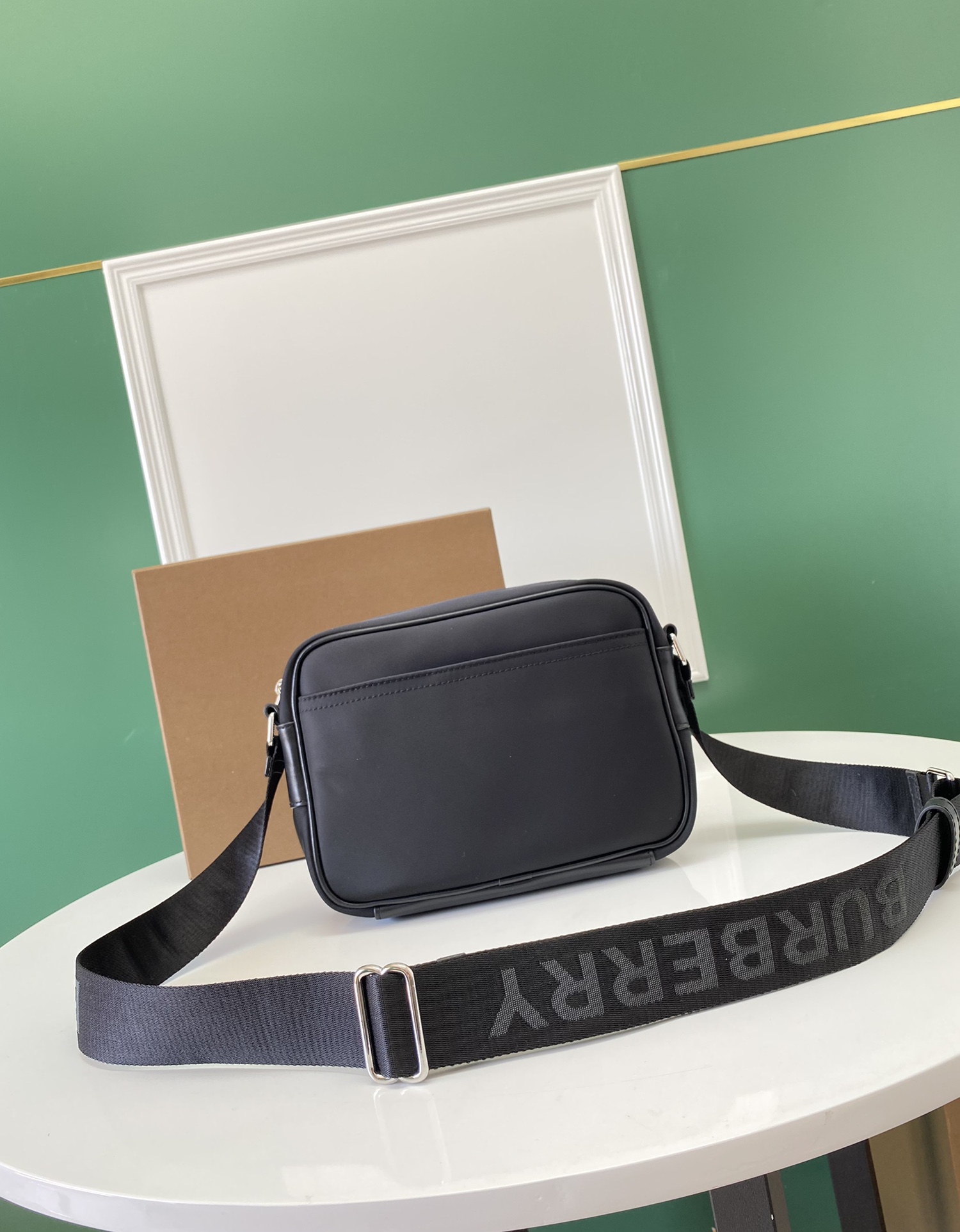 Burberry巴宝莉最新款品牌徽标印花斜背包