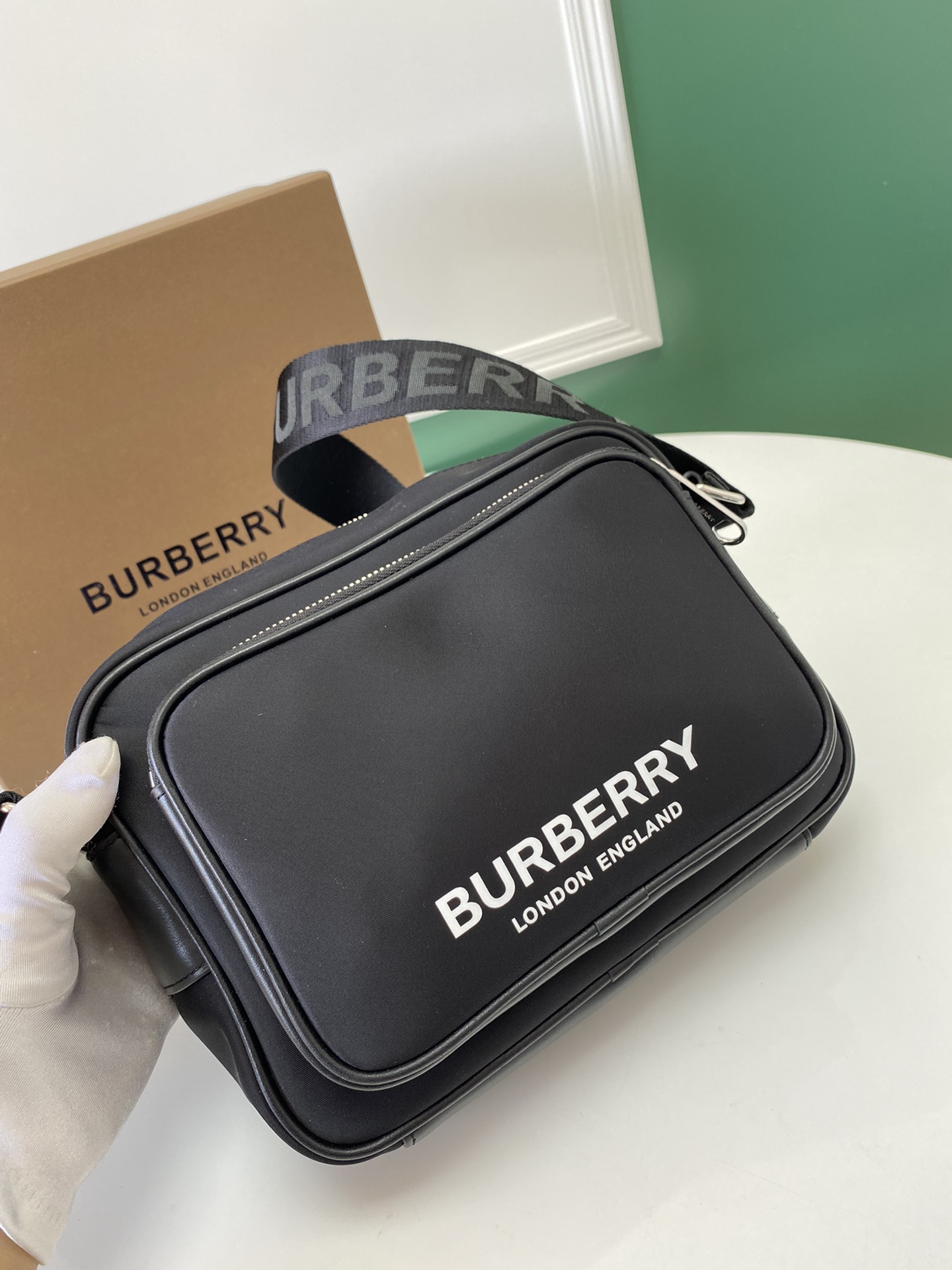 Burberry巴宝莉最新款品牌徽标印花斜背包