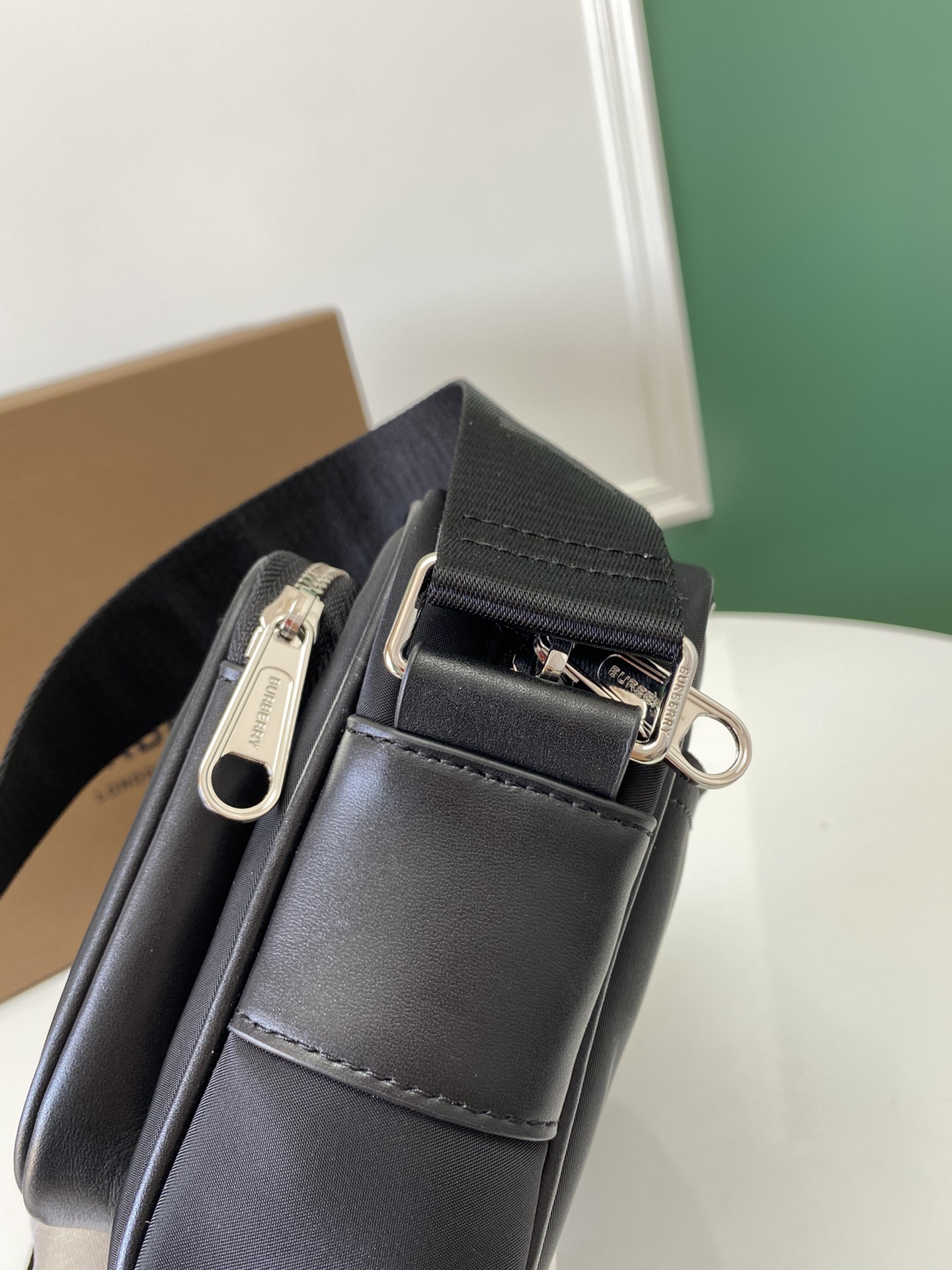 Burberry巴宝莉最新款品牌徽标印花斜背包