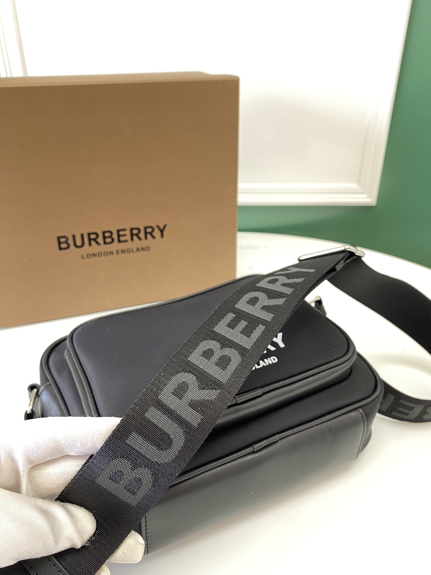 Burberry巴宝莉最新款品牌徽标印花斜背包