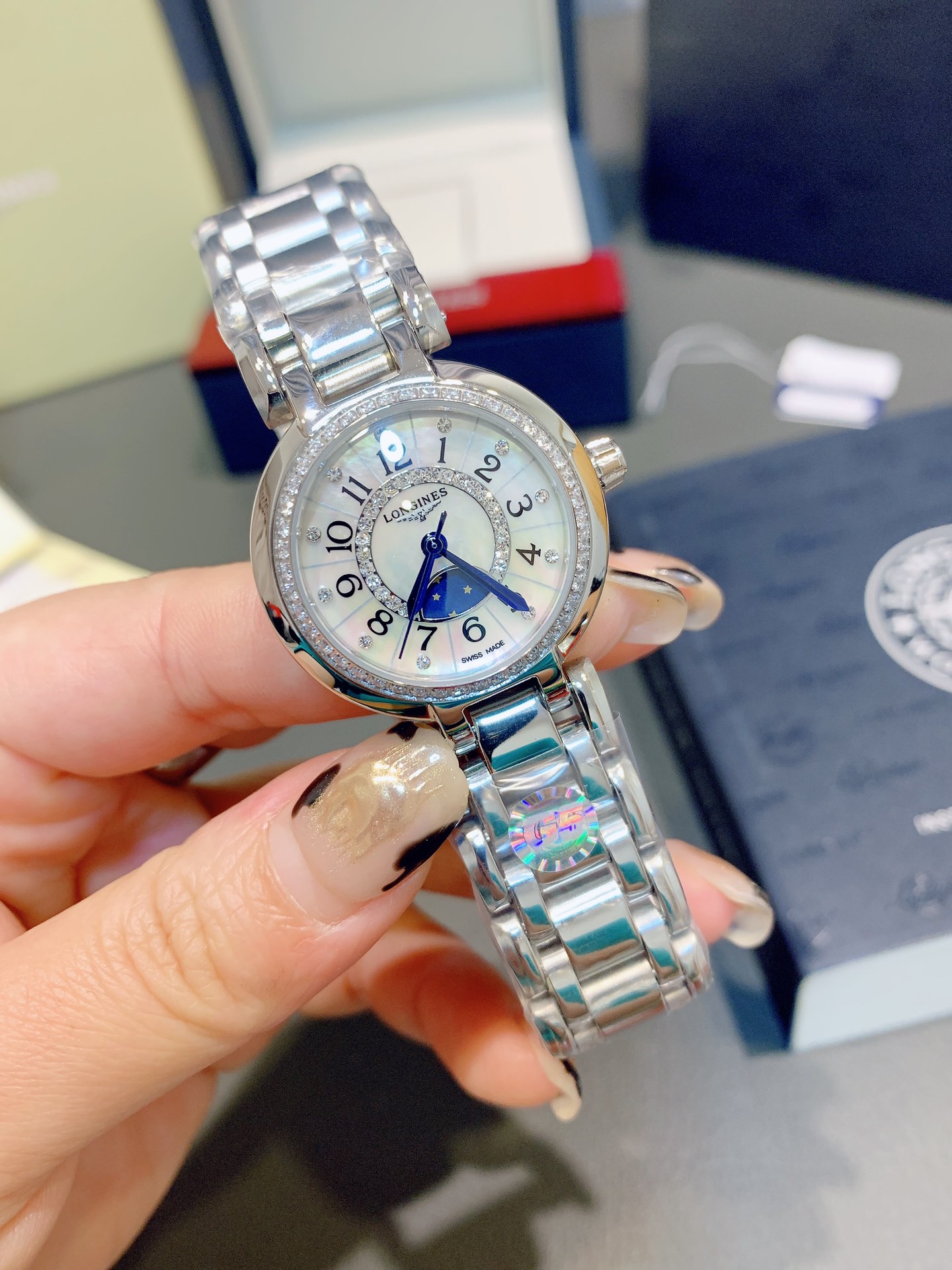 银280.玫300.带钻加20 独家实拍,认准品质与细节🖤🖤🖤 浪琴-LONGINES 爆款浪琴 心月系列石英表手表女简约气质!💗 超高性价比、真月相💗机芯:进口石英机芯 走时准确玻璃:抗磨损合成双卜蓝宝石💎(数据同步正品)表壳:316精钢圆形、3件套表壳字面:罗马面、A级深海珍珠贝壳🐚 表带:精钢表链搭配原装三折式表扣. 👍 进口小牛皮表带表壳尺寸:宽度 30.5mm