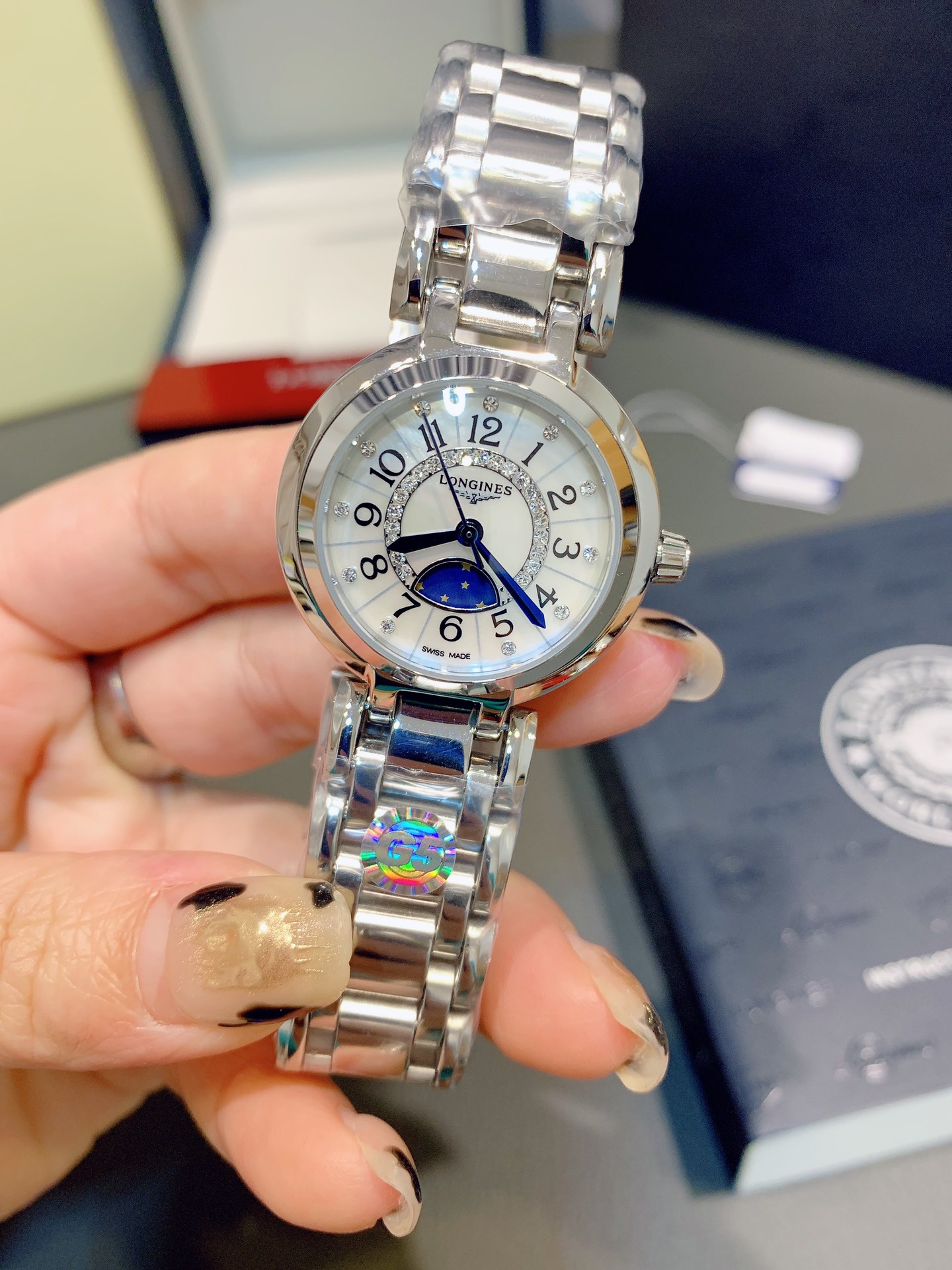 L0   浪琴  Longines  爆款浪琴 Longines  心月系列石英表手表女简约气质 腕表底盖-吊牌-保卡 1:1品质 超高性价比、真月相机芯：进口石英机芯 走时准确玻璃：抗磨损合成双卜蓝宝石数据同步正品表壳：316精钢圆形、3件套表壳字面：罗马面、A级深海珍珠贝壳 表带：精钢表链搭配原装三折式表扣。 进口小牛皮表带表壳尺寸：宽度 30.5mm