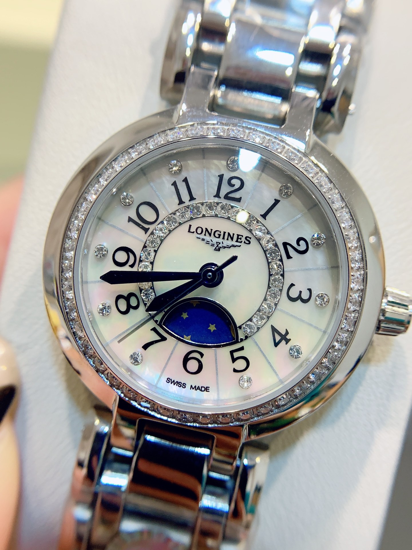 L0   浪琴  Longines  爆款浪琴 Longines  心月系列石英表手表女简约气质 腕表底盖-吊牌-保卡 1:1品质 超高性价比、真月相机芯：进口石英机芯 走时准确玻璃：抗磨损合成双卜蓝宝石数据同步正品表壳：316精钢圆形、3件套表壳字面：罗马面、A级深海珍珠贝壳 表带：精钢表链搭配原装三折式表扣。 进口小牛皮表带表壳尺寸：宽度 30.5mm”},”watermark”:”