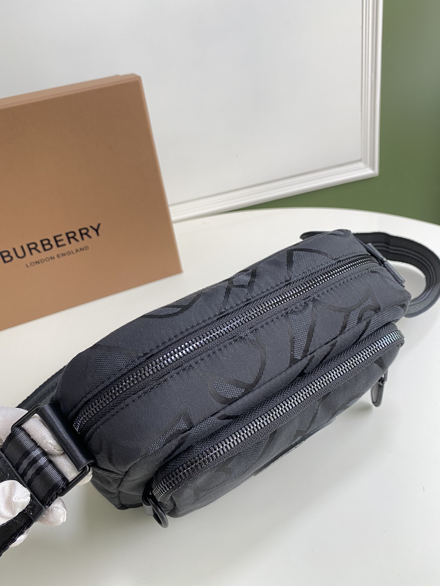 Burberry巴宝莉最新款尼龙布防水材料相机包
