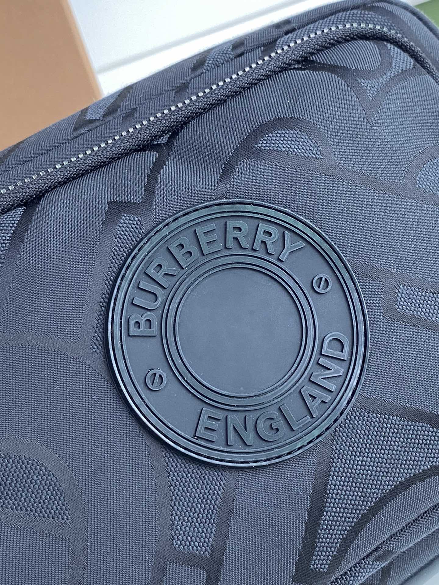 Burberry巴宝莉最新款尼龙布防水材料相机包