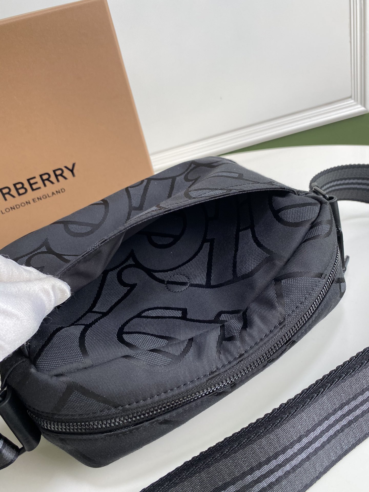 Burberry巴宝莉最新款尼龙布防水材料相机包