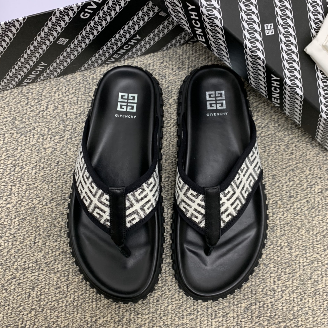 纪梵希   采用经典的黑色和白色双Ｇ印花针织与黑色男士凉鞋