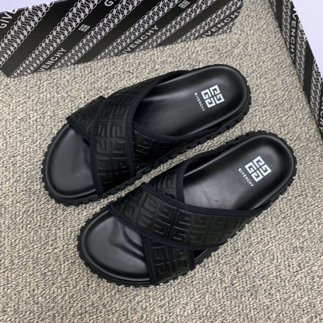 Givenchy纪梵希    采用经典的黑色双Ｇ印花男士凉鞋