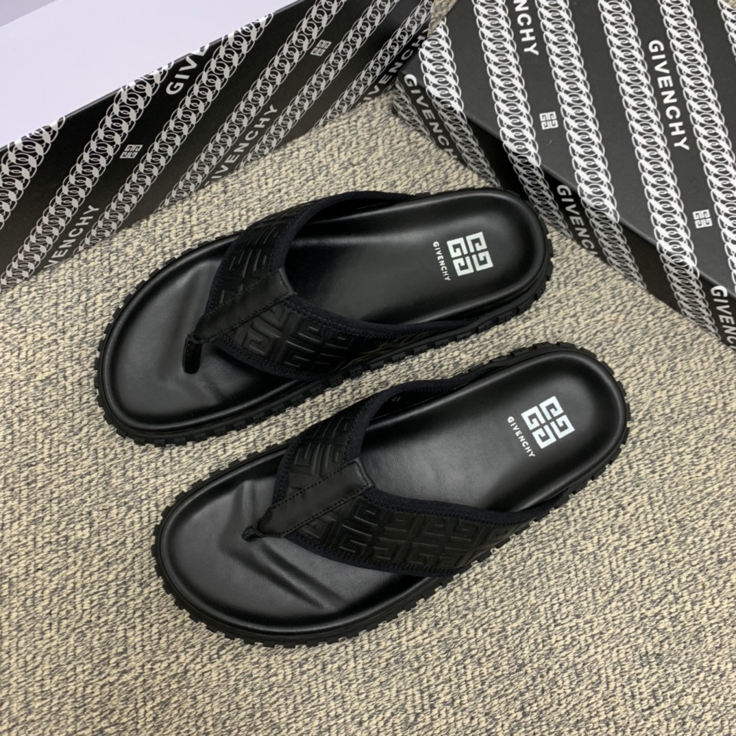 Givenchy纪梵希    采用经典的黑色双Ｇ印花男士凉鞋