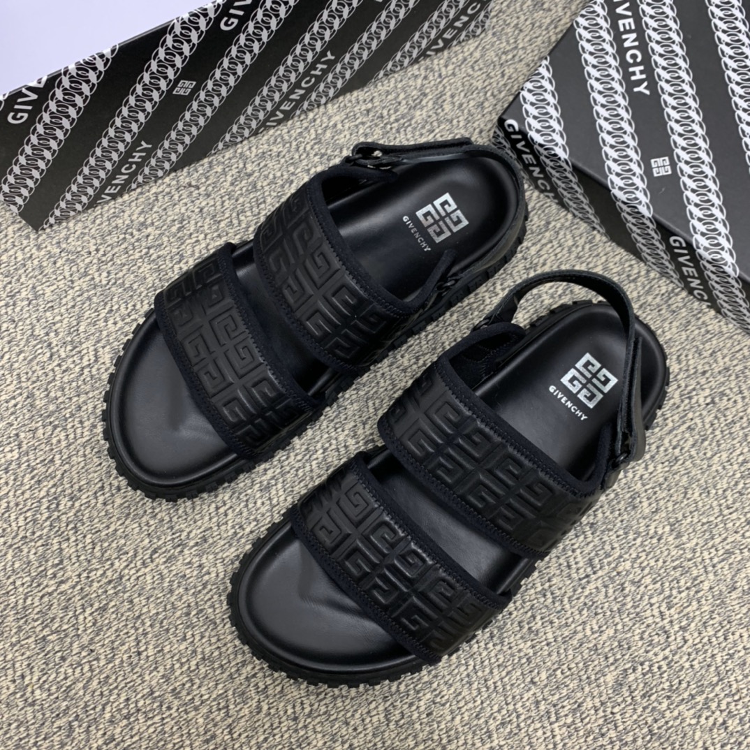 Givenchy纪梵希    采用经典的黑色双Ｇ印花男士凉鞋