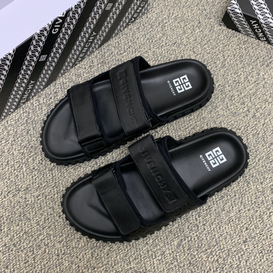 Givenchy纪梵希    采用经典的黑色双Ｇ印花男士凉鞋