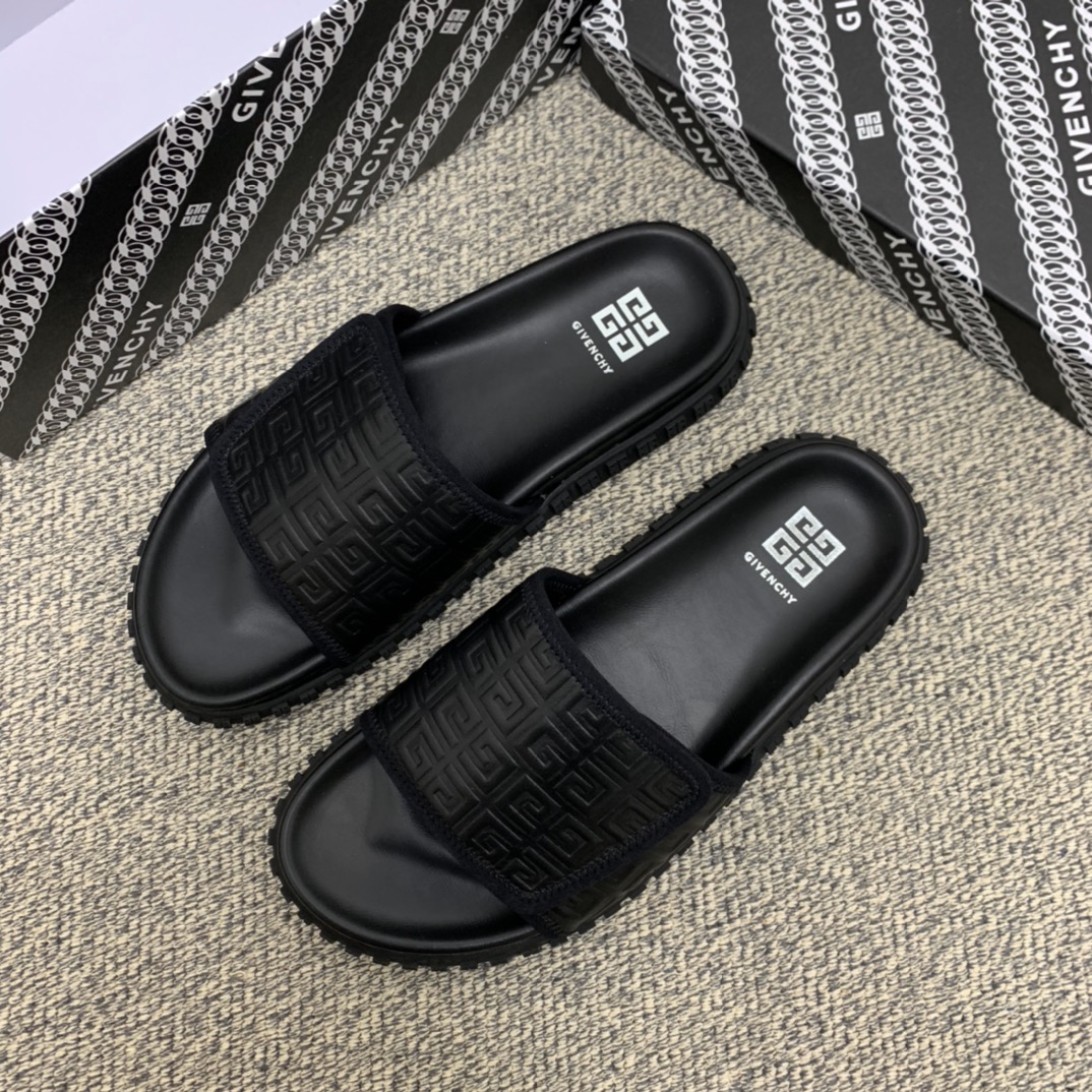 Givenchy纪梵希    采用经典的黑色双Ｇ印花男士凉鞋
