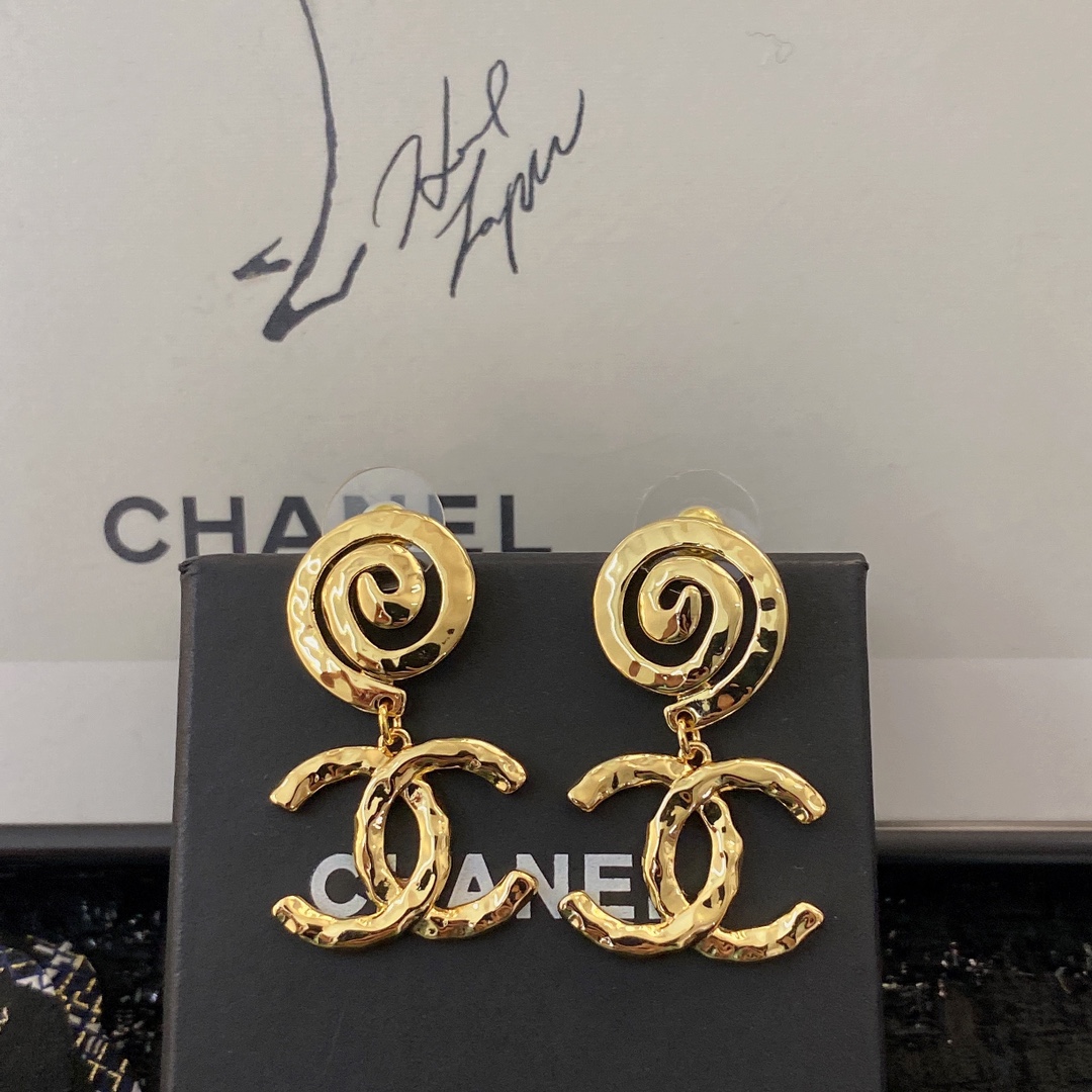  编码E1796   
🛍小香耳钉热销款火爆上新❣
🛍同步专柜‼️独家高端品质实拍图‼️代购级别‼️做工
