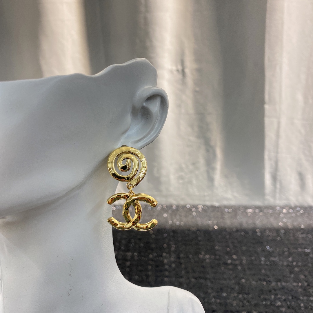  编码E1796   
🛍小香耳钉热销款火爆上新❣
🛍同步专柜‼️独家高端品质实拍图‼️代购级别‼️做工