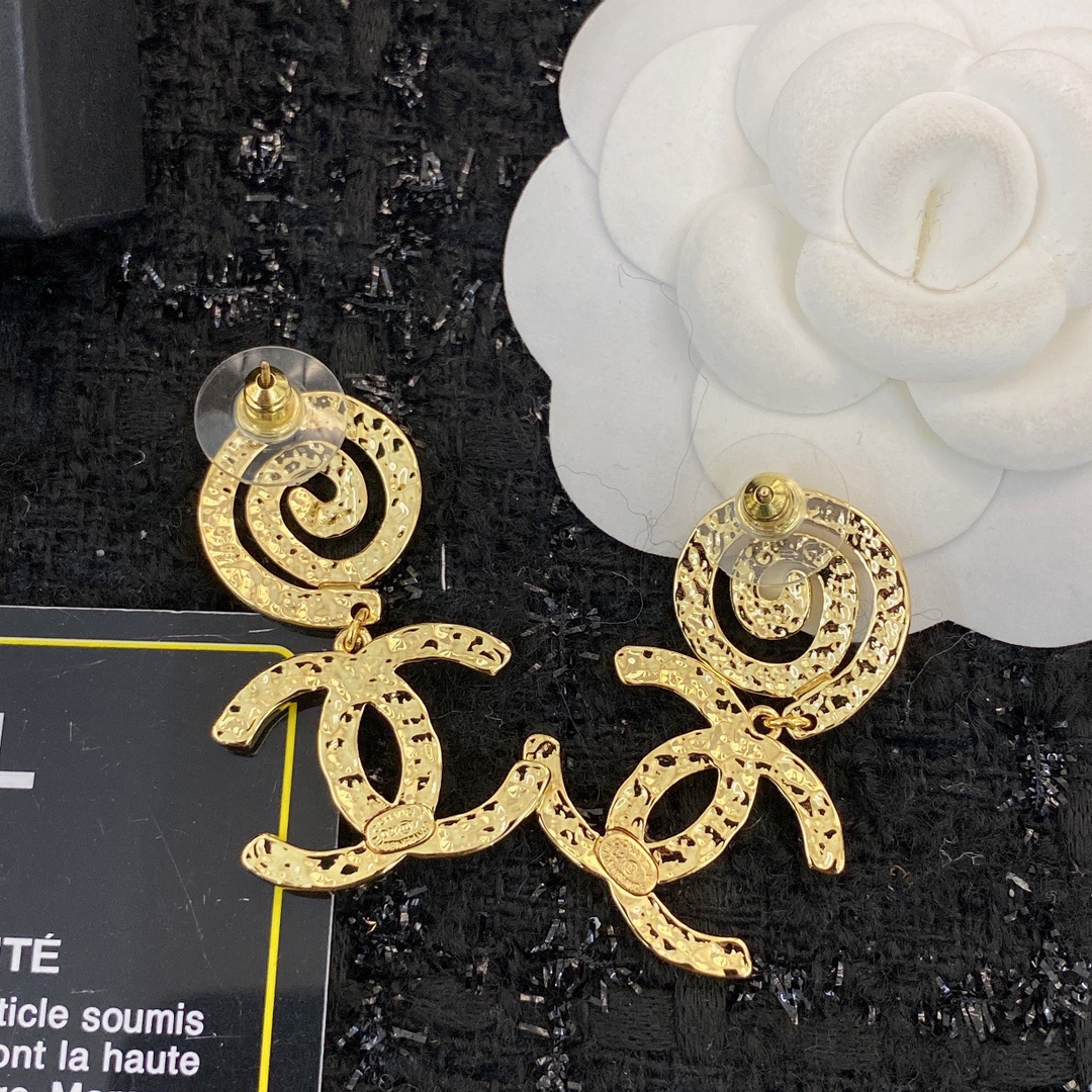  编码E1796   
🛍小香耳钉热销款火爆上新❣
🛍同步专柜‼️独家高端品质实拍图‼️代购级别‼️做工