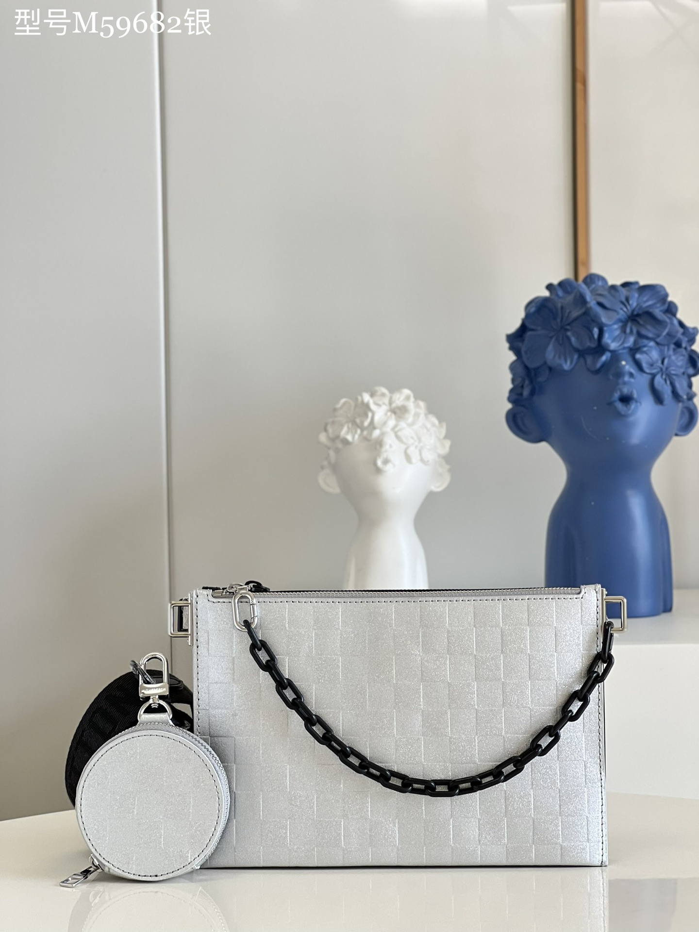 NO:398500,【Exclusive real shot of M59682 silver】In The Loop handbag reproduces the party spirit promoted by Virgil Abloh at the Spring and Summer Amen Break fashion show. Classic Monogram canvas combines Taurillon Monogram leather, and the chain is filled with eye-catching color. Components, removable round storage bags and jacquard shoulder straps add functional details. Suitable for both day and night. Size: 25x17x1.5CM.z.800, LV [original leather], louis vuitton19860909【独家实拍M59682银色】In The Loop 手袋再现 Virgil Abloh 于 春夏 Amen Break 时装秀宣扬的派对精神.经典 Monogram 帆布结合 Taurillon Monogram 皮革,链条注入醒目色彩.隔层、可拆卸圆形收纳包和提花肩带再添功能细节.昼夜场合皆宜.尺寸:25x17x1.5CM.z.800,LV【原厂皮】,louis vuitton,Bag