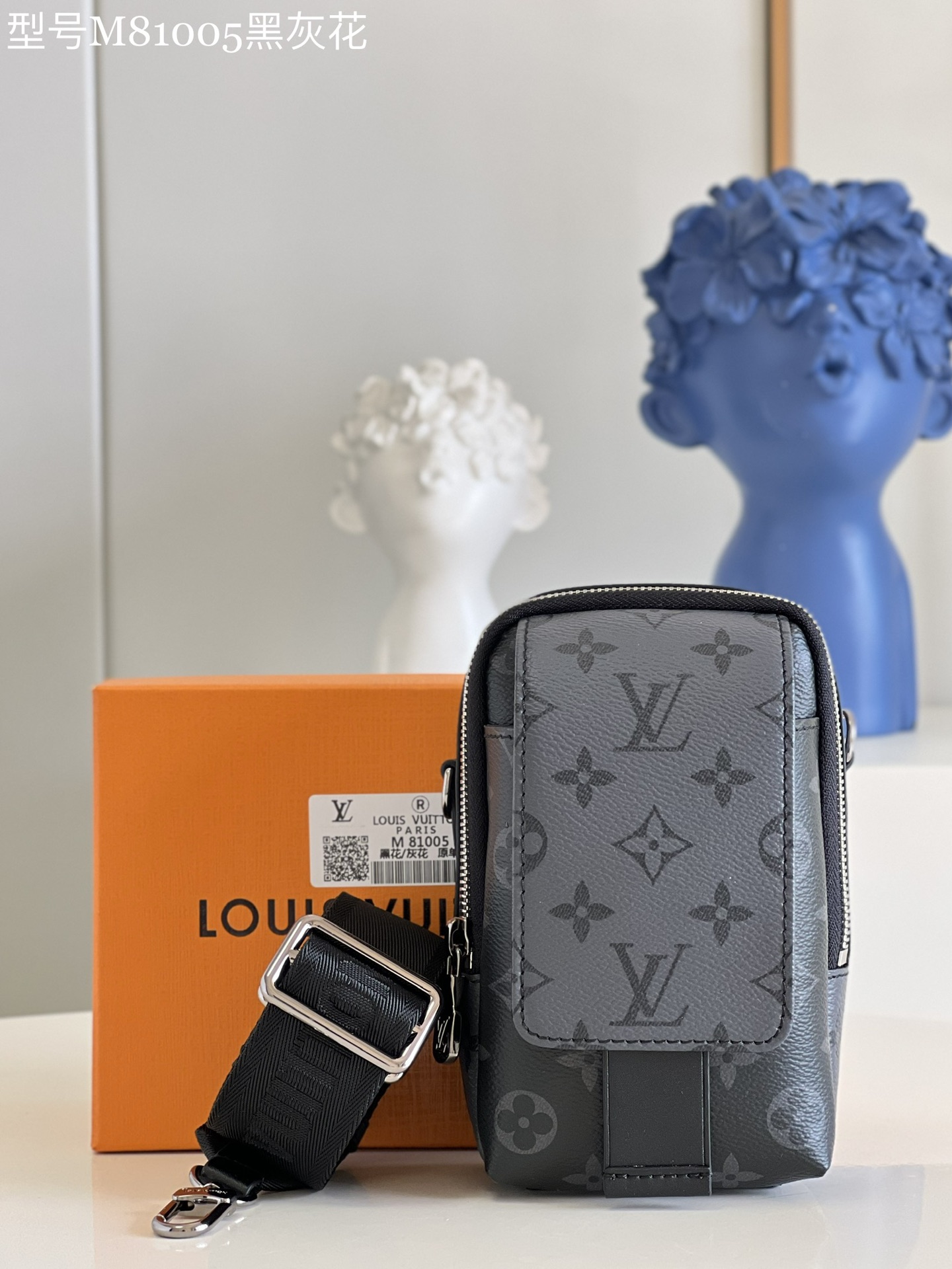 NO:398504,[Exclusive real photo of M81005 black and gray flower] This Flap Double mobile phone bag can be worn on the shoulder, suitable for storing mobile phones and small items. Size 11 x 18 x 8 cm z.550, LV [original leather], louis vuitton19860909【独家实拍M81005黑灰花】此款 Flap Double 手机包可肩背,适宜收纳手机和随行小物.尺寸11 x 18 x 8 厘米 z.550,LV【原厂皮】,louis vuitton,Bag