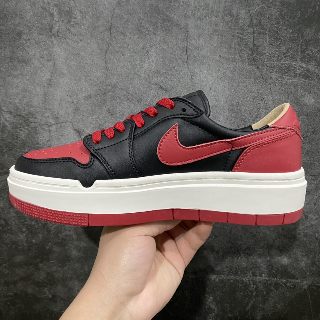 图片[2]-Air Jordan 1 LV8D Elevated \”Bred\” 货号：DQ1823-006 整体配色以经典的黑红为主调 鞋垫使用软木塞设计 特别之处在于中底经过了加厚处理 带来显著的增高效果 该款在设计上刻意省略许多记忆中的标志性图案 包括鞋舌上的标签、鞋跟的 Logo 等 隐约透露出鞋款的价值不需依靠品牌光环的反思 尺码：35.5 36 36.5 37.5 38 38.5 39 40 40.5 41 42 42.5 43 44 44.5 45 收起-选品中心