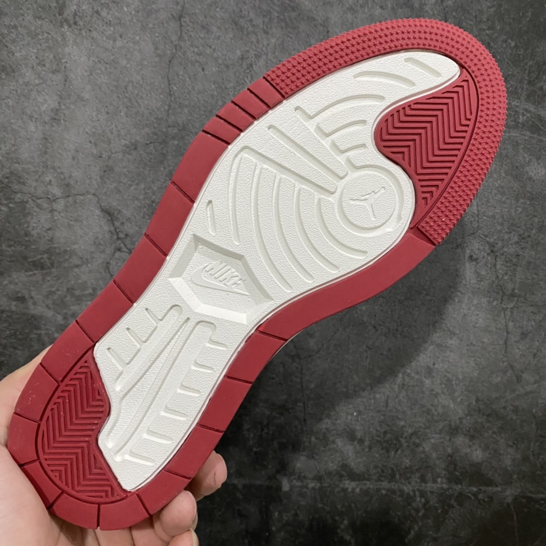 图片[8]-Air Jordan 1 LV8D Elevated \”Bred\” 货号：DQ1823-006 整体配色以经典的黑红为主调 鞋垫使用软木塞设计 特别之处在于中底经过了加厚处理 带来显著的增高效果 该款在设计上刻意省略许多记忆中的标志性图案 包括鞋舌上的标签、鞋跟的 Logo 等 隐约透露出鞋款的价值不需依靠品牌光环的反思 尺码：35.5 36 36.5 37.5 38 38.5 39 40 40.5 41 42 42.5 43 44 44.5 45 收起-选品中心
