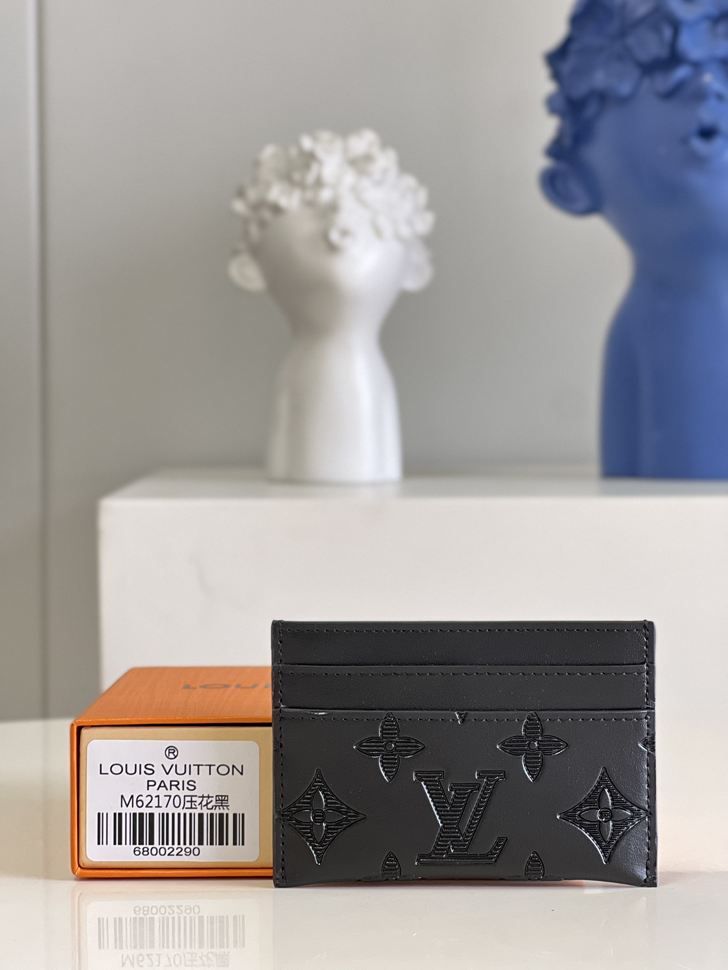 NO:398506,【Exclusive real photo M62170 black embossing】PORTE CARTES DOUBLE card holder is soft to obtain. Monogram Shadow embossed cowhide leather, conveying leisurely personality with retro brushstrokes. The style is beautiful and fashionable and compact, and can be easily put into the pocket. It has a central pocket and four slots, which can store credit cards, aircraft and vehicle tickets and business cards.11.0x 7.0x 0.6 cm (Length x Height x Width) A.200, LV [Original leather],louis vuitton,cartier,cowhide19860909【独家实拍M62170黑色压花】PORTE CARTES DOUBLE 卡片夹取材柔软 Monogram Shadow 压纹牛皮革,以复古笔触传递闲适个性 风格靓丽而时髦体积小巧,可轻松收入口袋中.配有中央口袋与四个插槽,可存放信用卡、飞机与车船票以及名片.11.0x 7.0x 0.6 cm (长x 高x 宽) A.200,LV【原厂皮】,louis vuitton,cartier,cowhide,Bag