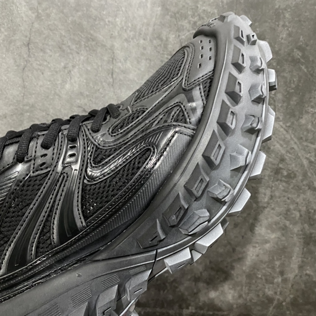 图片[7]-顶级版本 Balenciaga Triple S 轮胎鞋全黑 巴黎世家 意产纯原版本 正确字体电绣 粗细、位置、大小正确 侧边TPU 透气孔匹配意产原版 正确八层分离大底，TPU软底 原版一致 \”Balenciaga\” 大底LOGO 立体感十足 原厂皮料水洗做旧 采购原厂网纱 35-45-选品中心