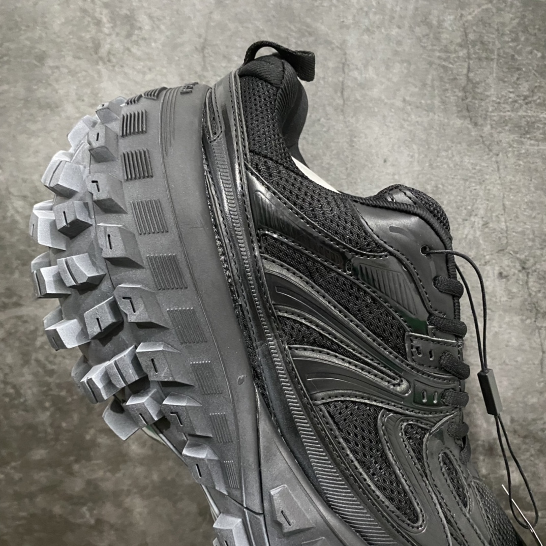 图片[8]-顶级版本 Balenciaga Triple S 轮胎鞋全黑 巴黎世家 意产纯原版本 正确字体电绣 粗细、位置、大小正确 侧边TPU 透气孔匹配意产原版 正确八层分离大底，TPU软底 原版一致 \”Balenciaga\” 大底LOGO 立体感十足 原厂皮料水洗做旧 采购原厂网纱 35-45-选品中心