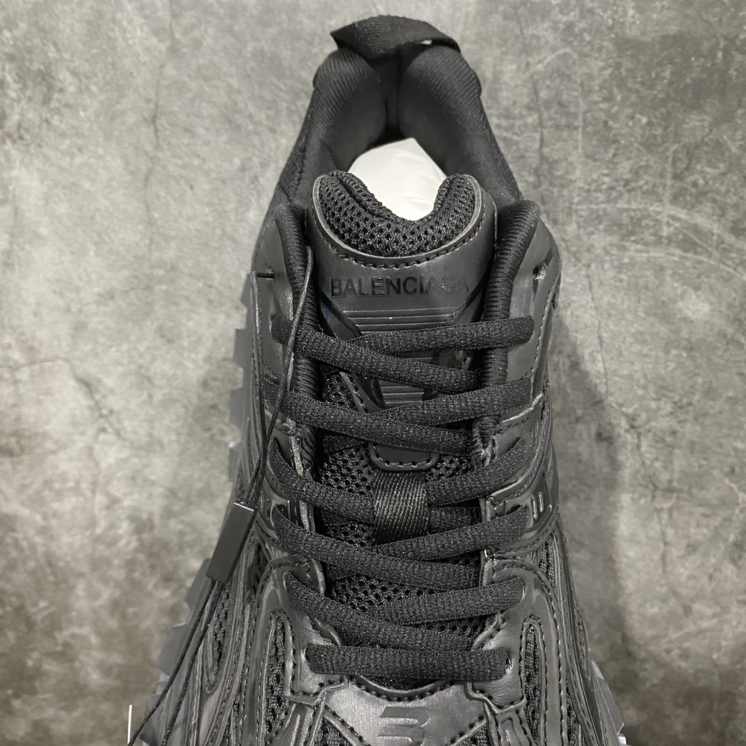 图片[9]-顶级版本 Balenciaga Triple S 轮胎鞋全黑 巴黎世家 意产纯原版本 正确字体电绣 粗细、位置、大小正确 侧边TPU 透气孔匹配意产原版 正确八层分离大底，TPU软底 原版一致 \”Balenciaga\” 大底LOGO 立体感十足 原厂皮料水洗做旧 采购原厂网纱 35-45-选品中心