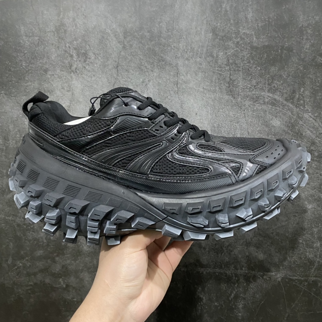 顶级版本 Balenciaga Triple S 轮胎鞋全黑 巴黎世家 意产纯原版本 正确字体电绣 粗细、位置、大小正确 侧边TPU 透气孔匹配意产原版 正确八层分离大底,TPU软底 原版一致 \