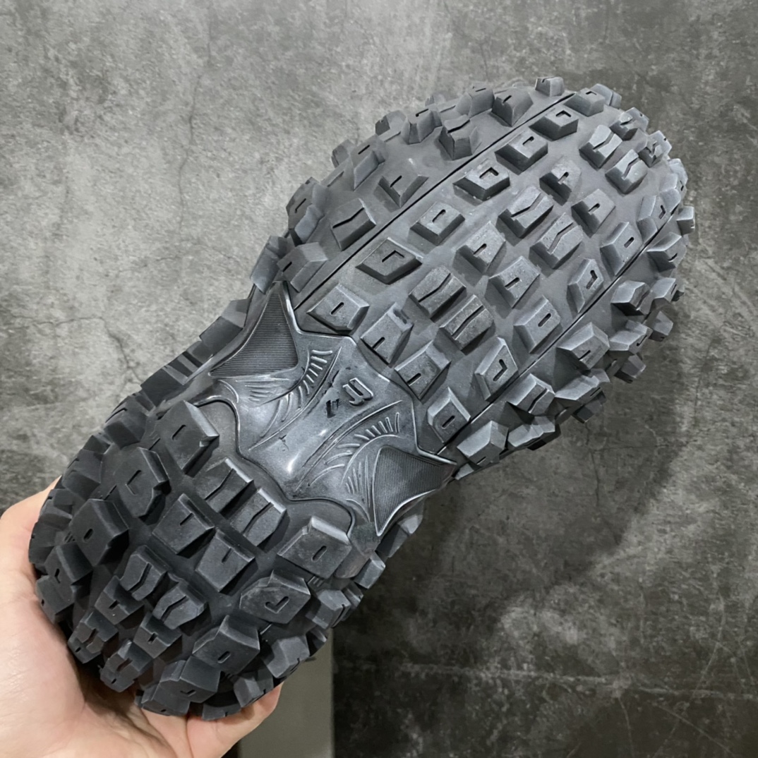图片[6]-顶级版本 Balenciaga Triple S 轮胎鞋全黑 巴黎世家 意产纯原版本 正确字体电绣 粗细、位置、大小正确 侧边TPU 透气孔匹配意产原版 正确八层分离大底，TPU软底 原版一致 \”Balenciaga\” 大底LOGO 立体感十足 原厂皮料水洗做旧 采购原厂网纱 35-45-选品中心