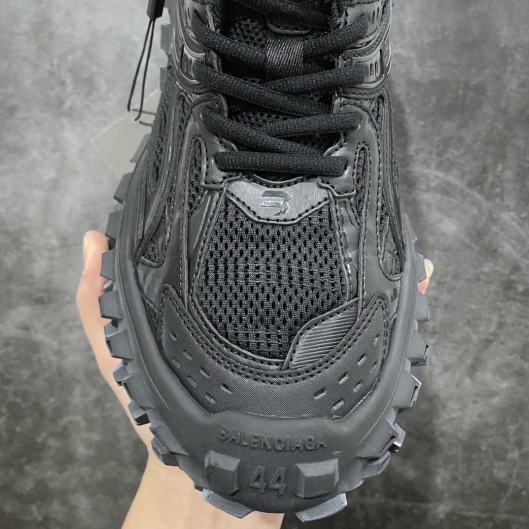 图片[5]-顶级版本 Balenciaga Triple S 轮胎鞋全黑 巴黎世家 意产纯原版本 正确字体电绣 粗细、位置、大小正确 侧边TPU 透气孔匹配意产原版 正确八层分离大底，TPU软底 原版一致 \”Balenciaga\” 大底LOGO 立体感十足 原厂皮料水洗做旧 采购原厂网纱 35-45-选品中心