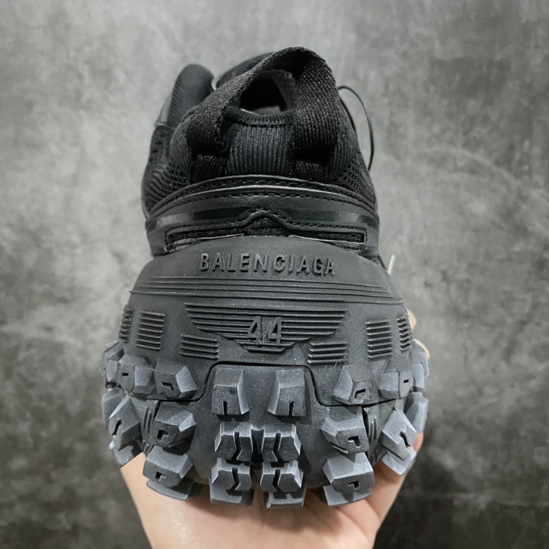 图片[4]-顶级版本 Balenciaga Triple S 轮胎鞋全黑 巴黎世家 意产纯原版本 正确字体电绣 粗细、位置、大小正确 侧边TPU 透气孔匹配意产原版 正确八层分离大底，TPU软底 原版一致 \”Balenciaga\” 大底LOGO 立体感十足 原厂皮料水洗做旧 采购原厂网纱 35-45-选品中心
