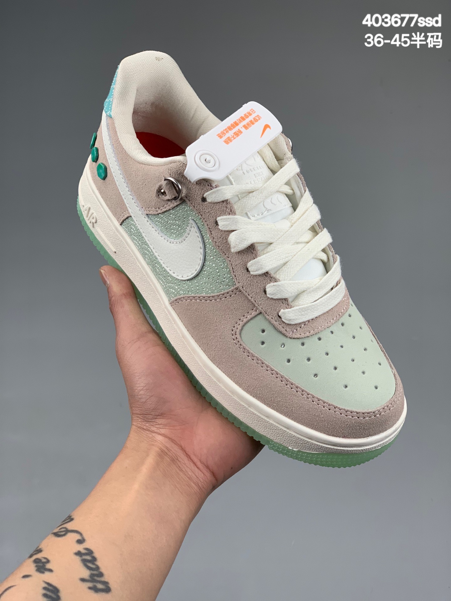 本地
 公司级AF1迎来40周年纪念,特地以中国玉为灵感,打造全新耐克Nike Air Force 1´07 Low LX