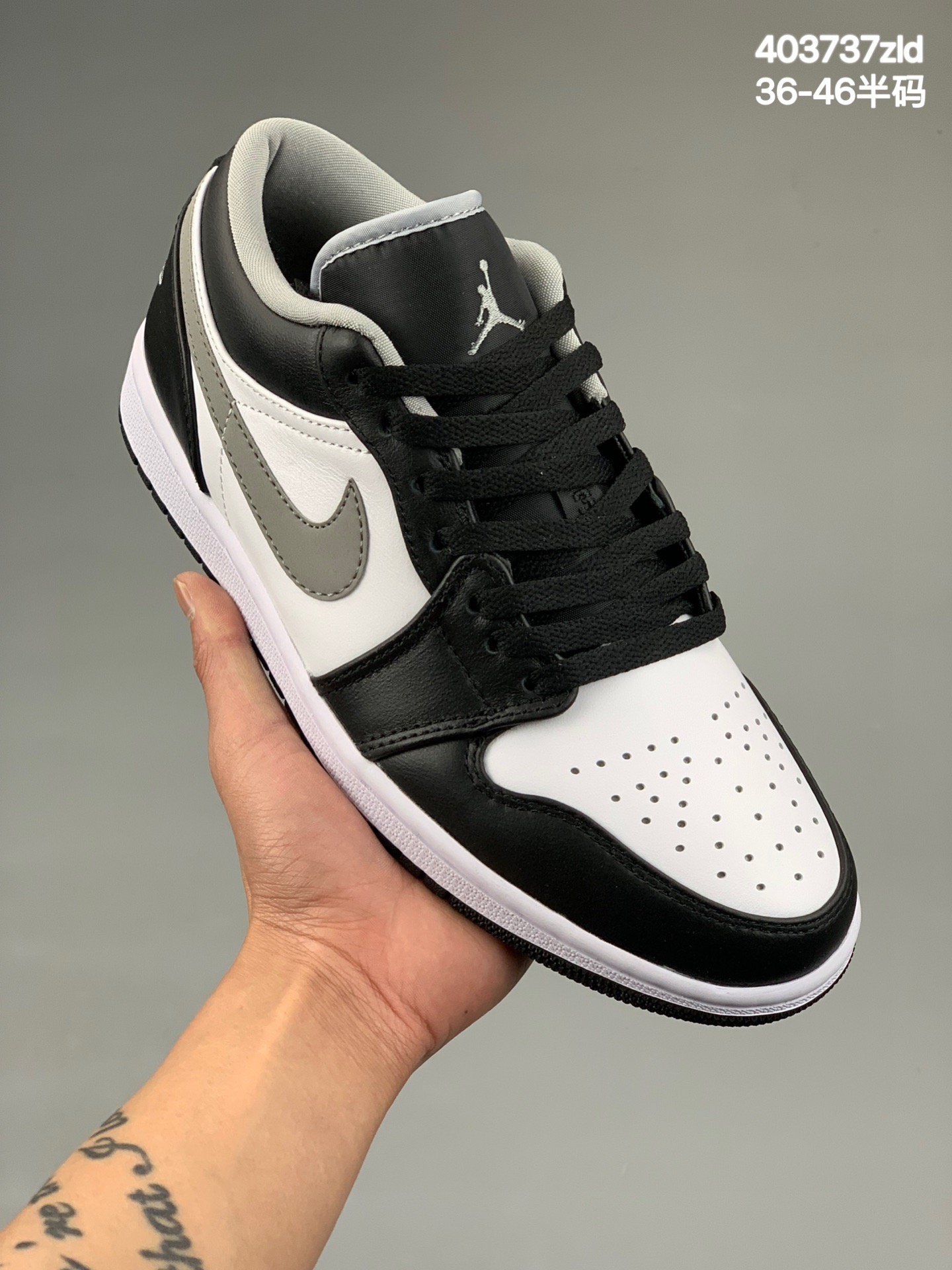 本地
天花板 全头层 得物芯片版Air Jordan 1 Low 烟灰 aj1低帮全头层系列 影子原鞋开模 正确材料  原楦原纸打造 正确色卡 细节完美原厂渠道定制，工艺细腻所有细节支持正品对比全鞋皮料来自原厂 正确中底 正确背胶货号：553558-030Size：36 36.5 37.5 38 38.5 39 40 41.5 42 42.5 43 44 44.5 45 46
编码：403737zld