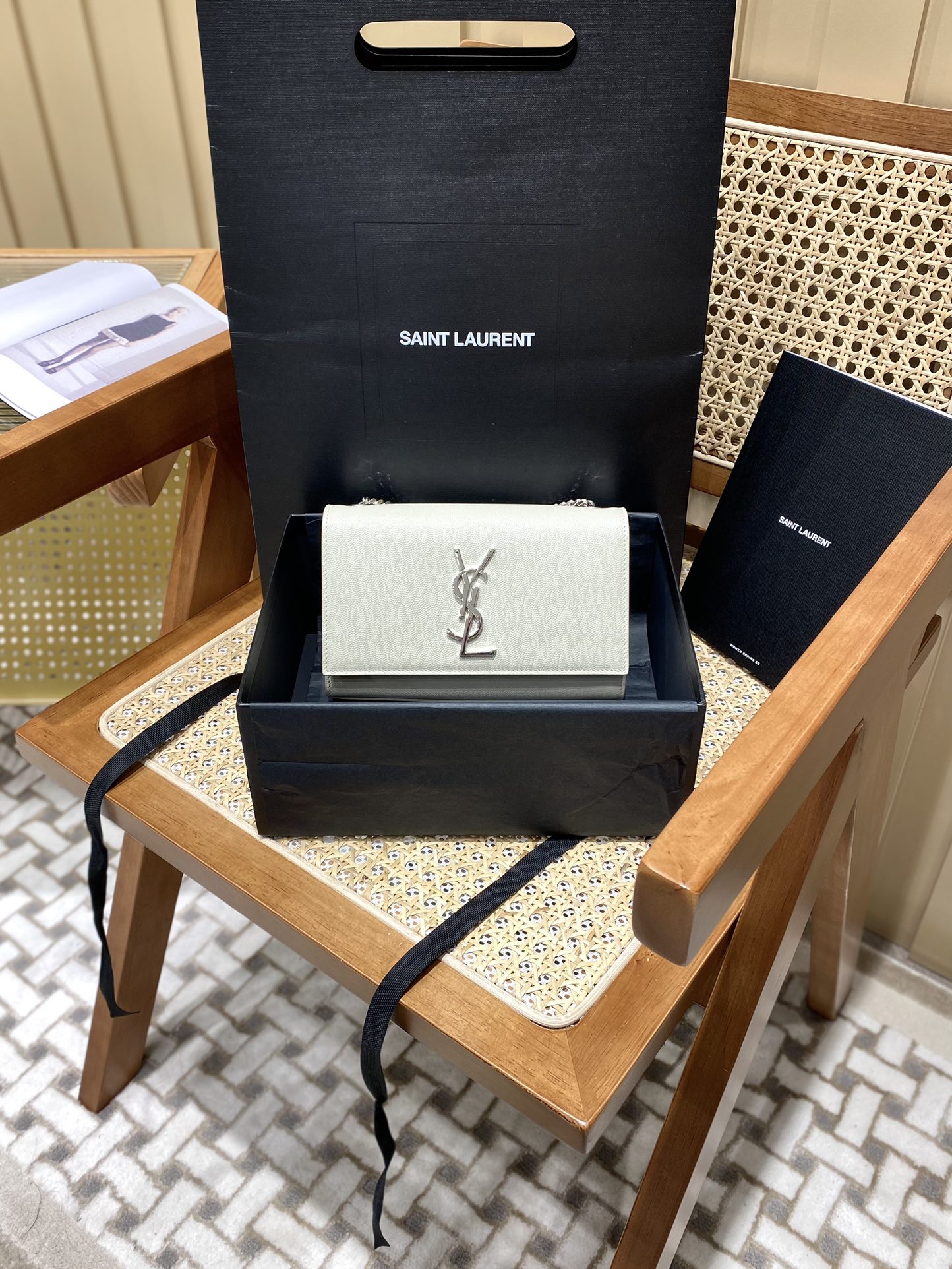 Saint laurent Ysl 𝙆𝙖𝙩𝙚 20𝙘𝙢 链条包 469390白色球纹银扣