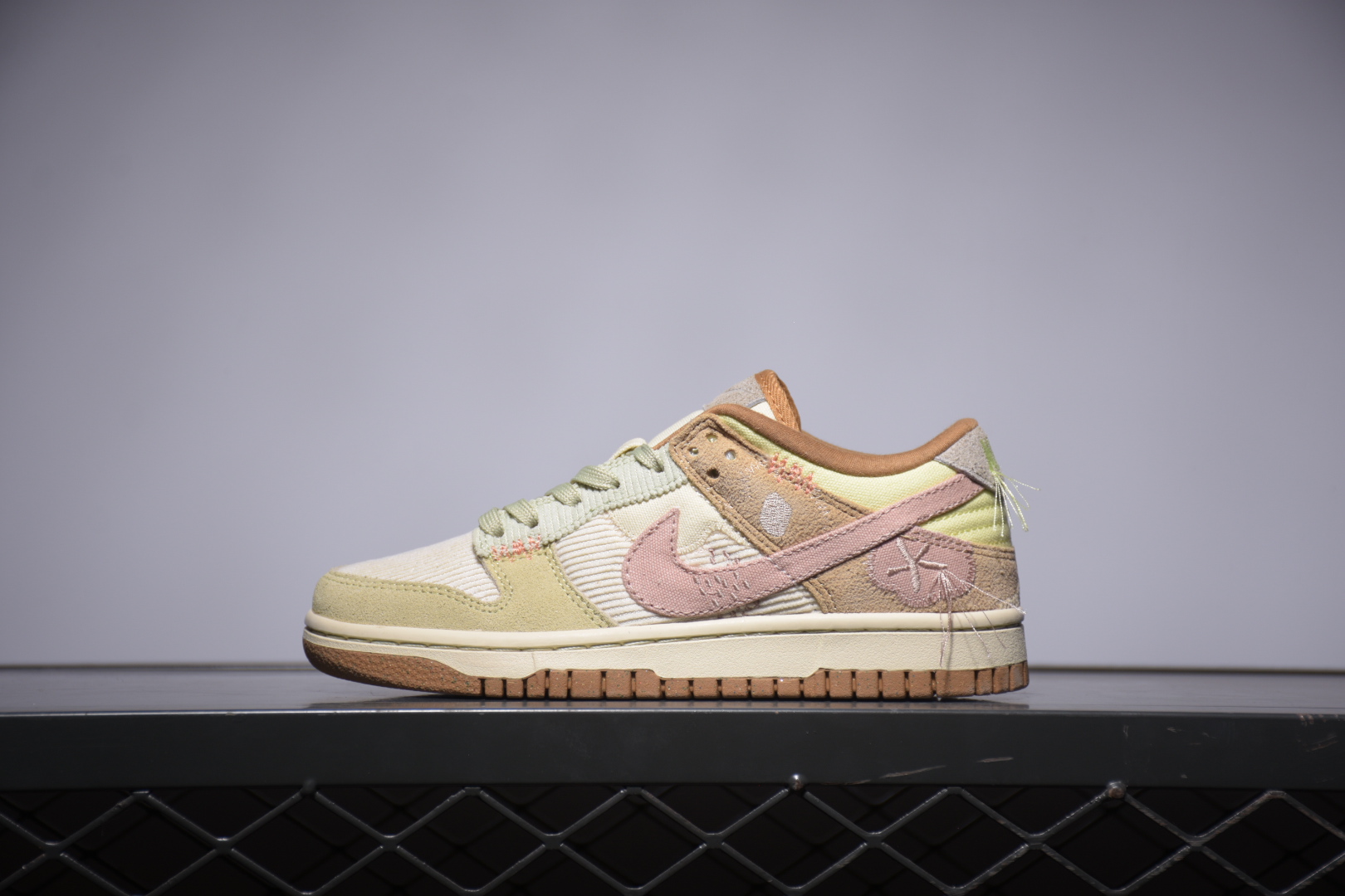 G0 纯原Nk Dunk SB Low 浅橙色大厂纯原出品 实拍首发原装头层材料 独家版型蒸餾加工帶來的是更好的视觉和脚感体验大厂纯原品质出货 清洁度 电绣工艺 皮料切割干净无任何毛边 细节完美。