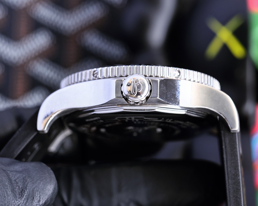 🎩百年灵 Breitling 复仇者系列 全自动机械  43*13mm  拱桥强化玻璃 泰国橡树胶带/军用帆布表带 原装针扣 复仇者黑鸟侦察机 承载着改变历史的使命