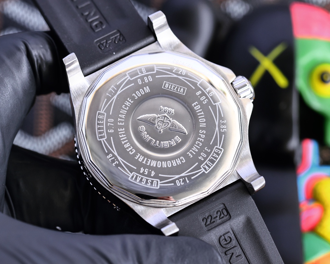 🎩百年灵 Breitling 复仇者系列 全自动机械  43*13mm  拱桥强化玻璃 泰国橡树胶带/军用帆布表带 原装针扣 复仇者黑鸟侦察机 承载着改变历史的使命