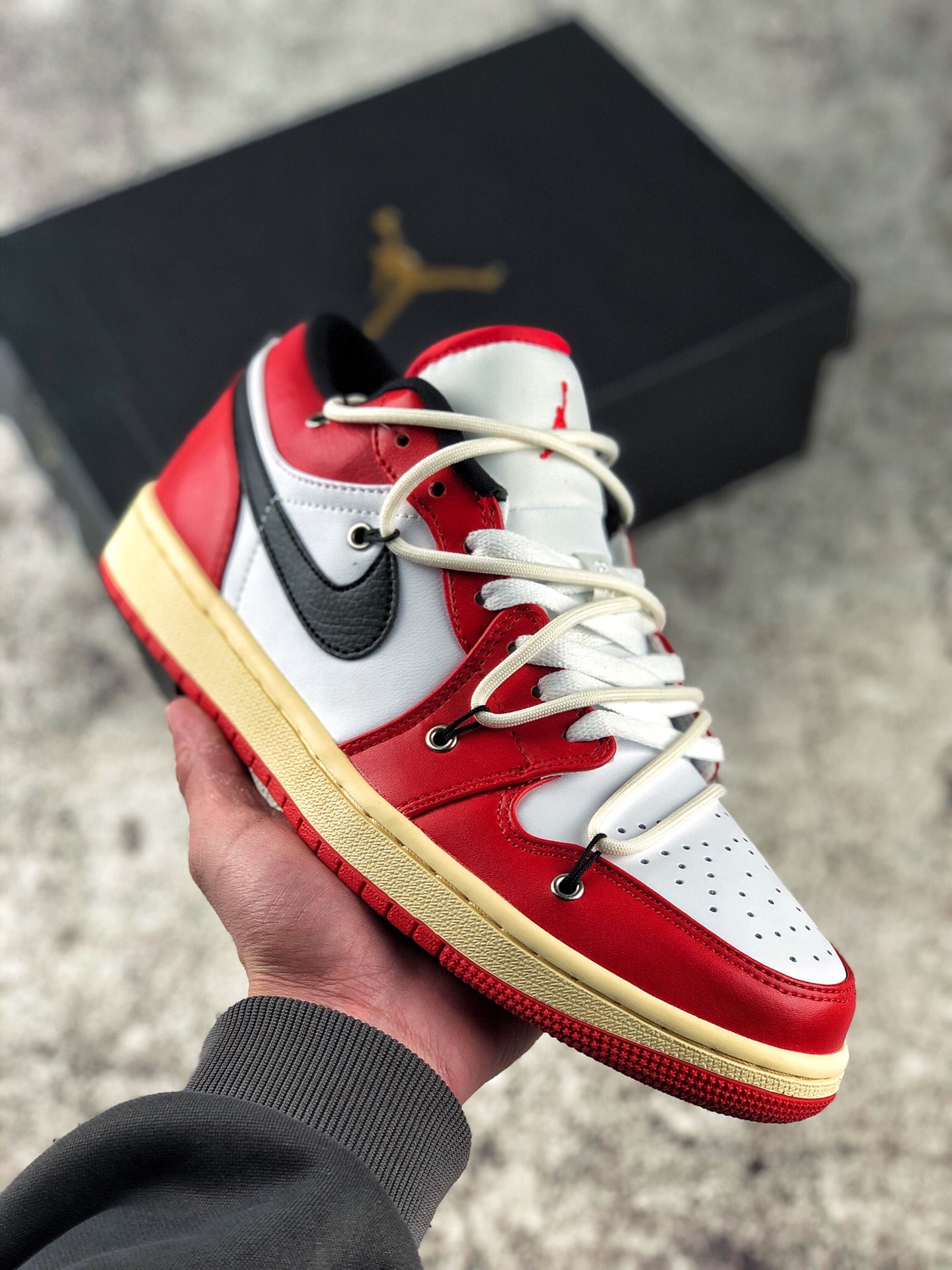 本地自取 支持放店
Air Jordan 1 Low AJ1乔1低帮休闲板鞋 同步官方配色市场唯一独家头层皮打造 原鞋原档案开发 原厂皮料 原档冲孔鞋头 正确满胶鞋垫 四线拉帮 原厂织唛标 鞋舌高弹海绵填充。
货号：553560-118
尺码:36 36.5 37.5 38 38.5 39 40 40.5 41 42 42.5 43 44 45 46 47.5