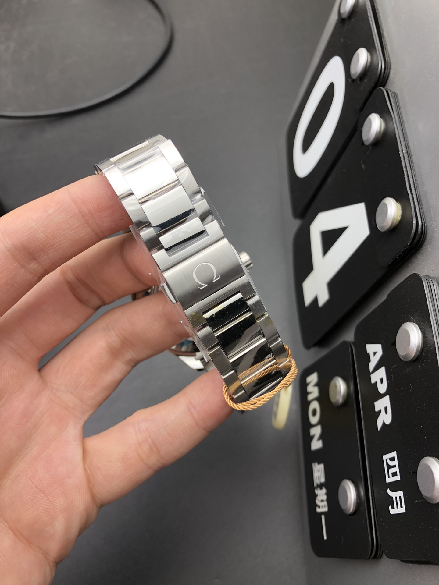 Omega 海马150黄蜂针