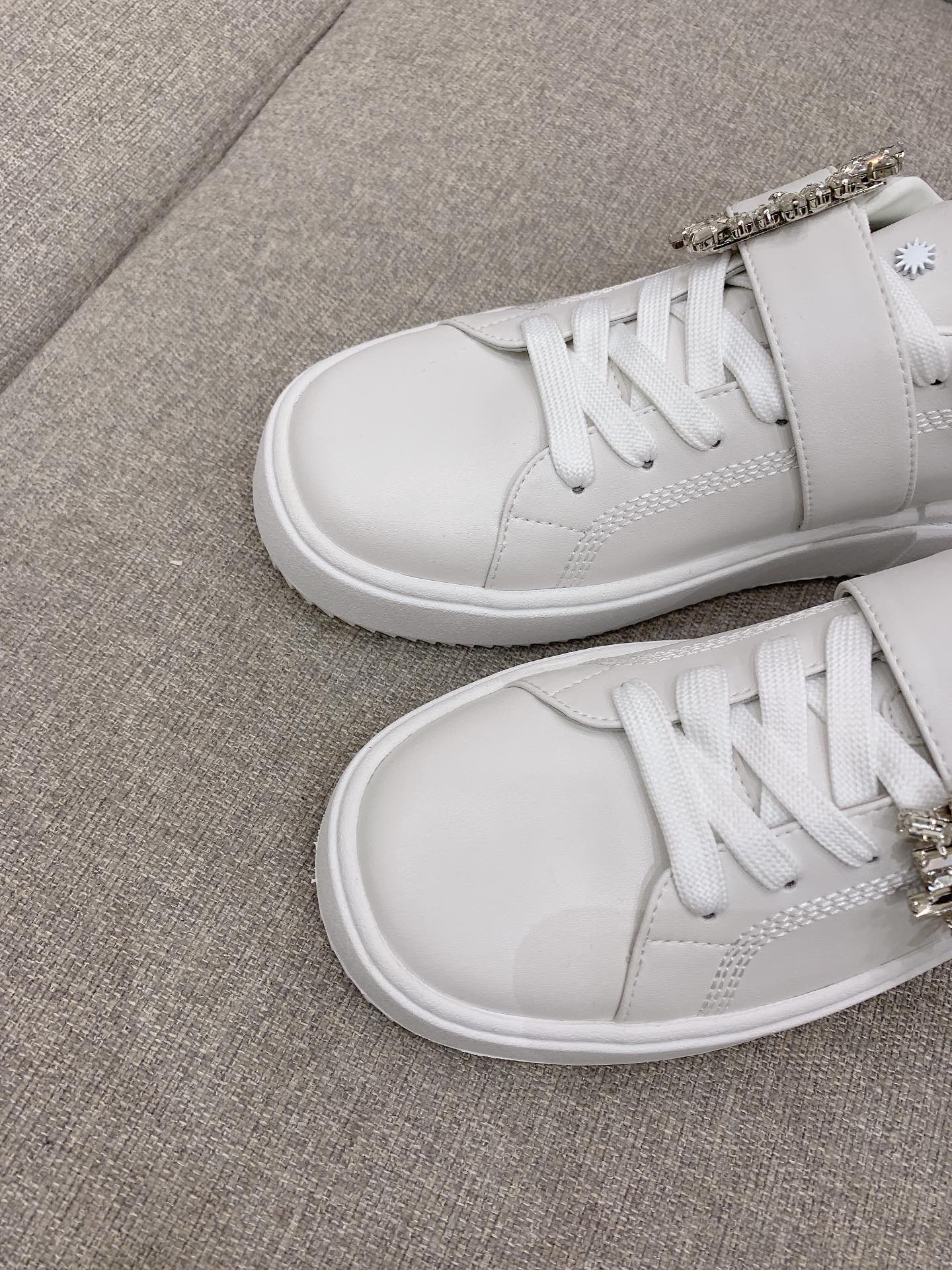Stylish Stuart Weitzman White Shoes with Fine Details for Plant Workers. - 图片 5