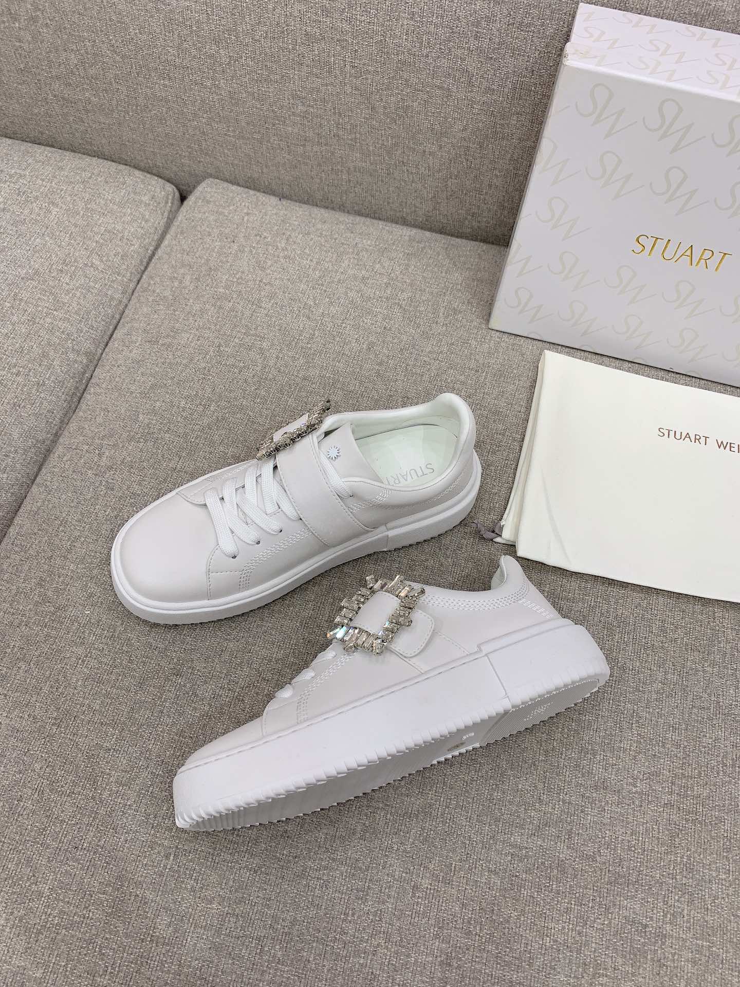 Stylish Stuart Weitzman White Shoes with Fine Details for Plant Workers. - 图片 4