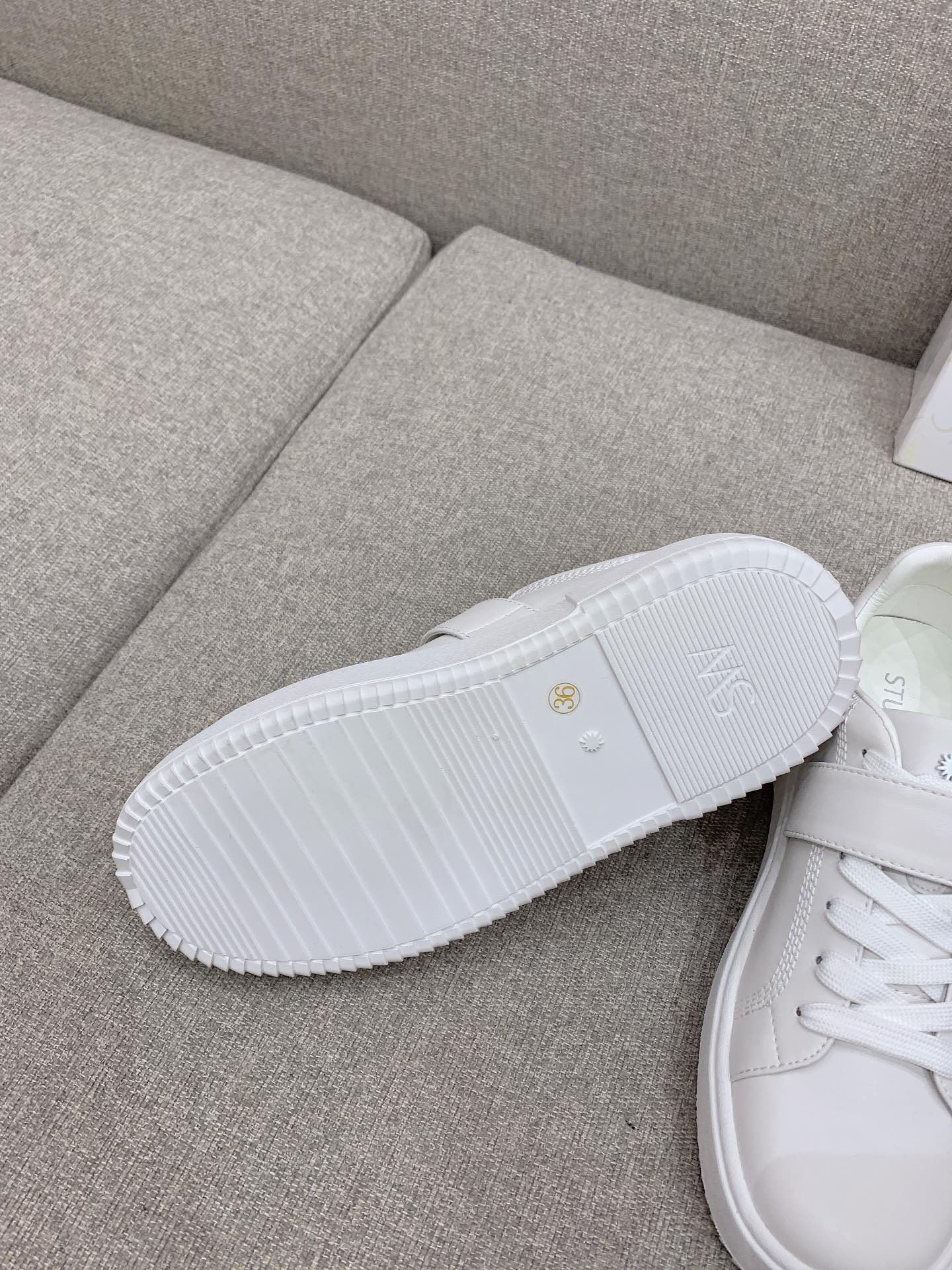 Stylish Stuart Weitzman White Shoes with Fine Details for Plant Workers. - 图片 9