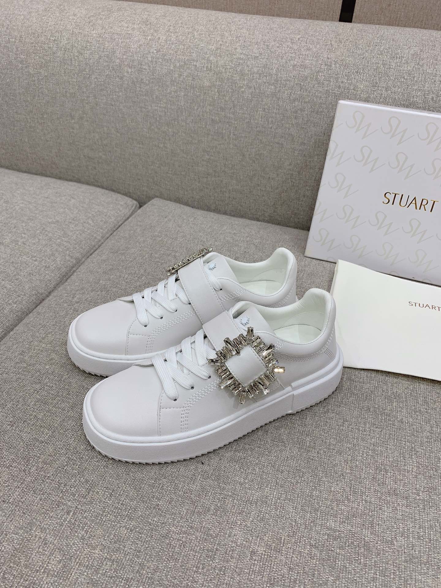 Stylish Stuart Weitzman White Shoes with Fine Details for Plant Workers. - 图片 3