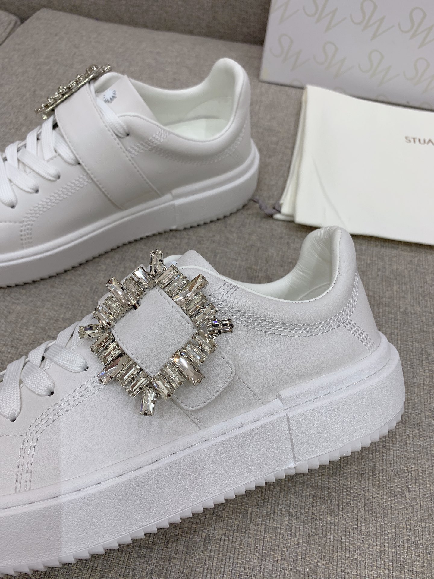 Stylish Stuart Weitzman White Shoes with Fine Details for Plant Workers. - 图片 7
