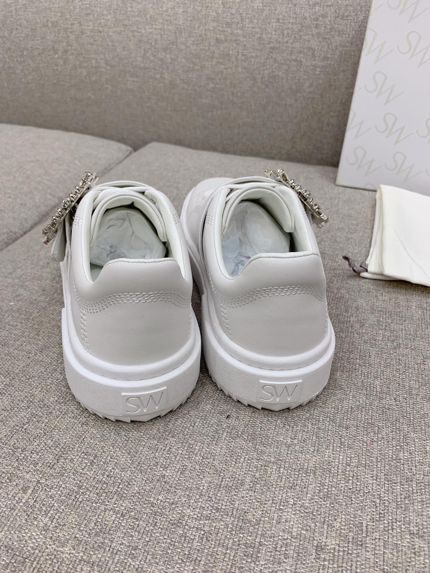Stylish Stuart Weitzman White Shoes with Fine Details for Plant Workers. - 图片 8