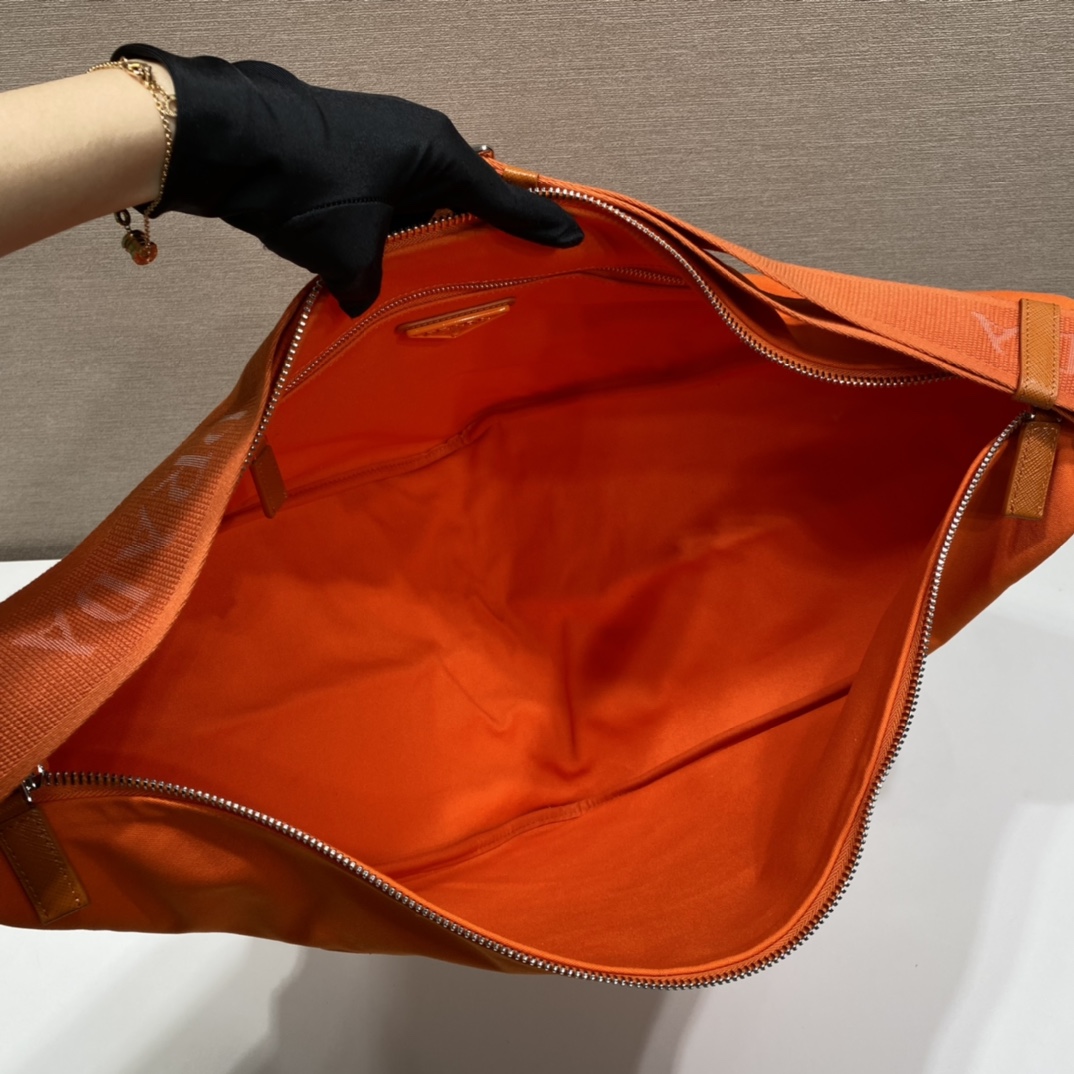 PRADA普拉达帆布大三角包2VY007