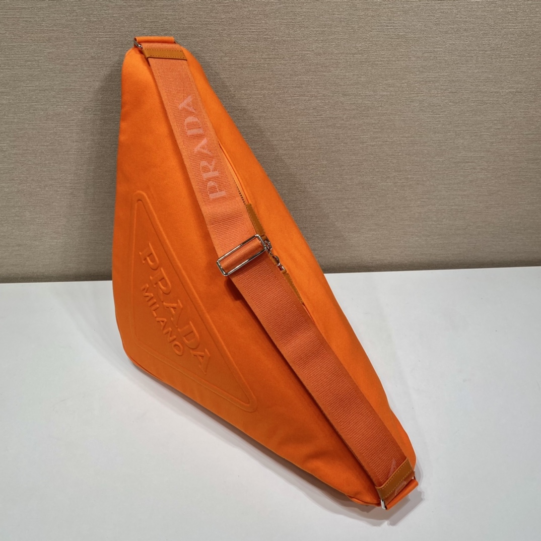 PRADA普拉达帆布大三角包2VY007