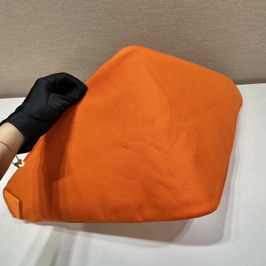 PRADA普拉达帆布大三角包2VY007