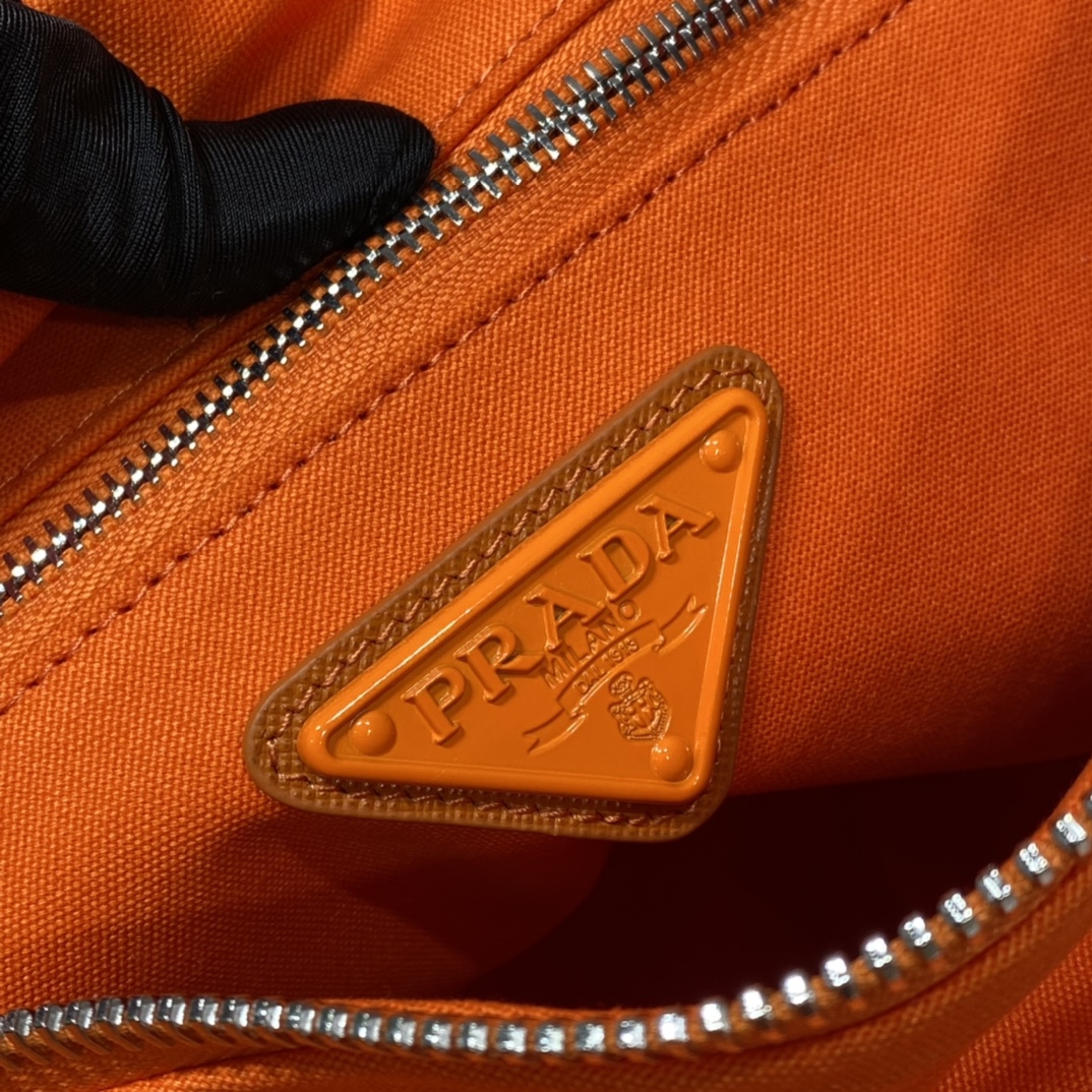 PRADA普拉达帆布大三角包2VY007